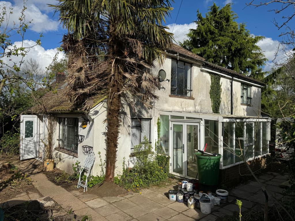 Lot: 83 - DETACHED BUNGALOW FOR TOTAL REFURBISHMENT - Front & side of property